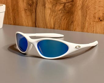 Oakley Minute 1.0: White Wrap Sunglasses w/ Blue Iridium Lens – Y2K Gift for Gorpcore, Techwear & Outdoor Fans, Vintage Style