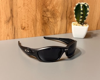 Oakley Minute 1.0: Matte Black Y2K Wrap Sunglasses – Red Iridium