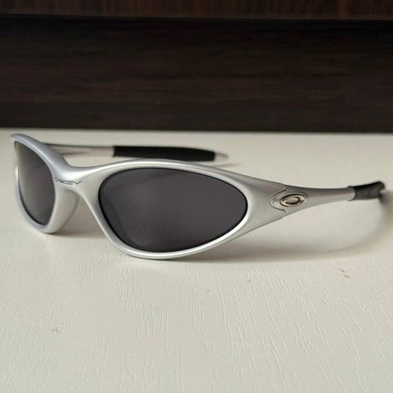 Oakley Minute 1.0 Silver Sunglasses Gorpcore Outdoor Vintage Y2K