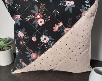 Almohada de bolsillo acolchada con diseño floral: grande, negra con rosa, 35,5 x 40,6 cm