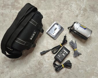 Videocámara Sony Handycam DCR-SR30E con disco duro de 30 GB, estilo retro Y2K, probada y funcionando, con lente Carl Zeiss, cámara digital vintage de los años 2000, paquete completo con bolsa.