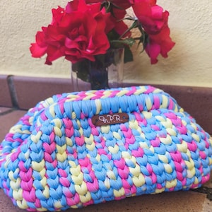 Bolso de crochet hecho a mano color fantasía, bolso de mano ganchillo amarillo, rosa y celeste, neceser grande,  bolso de fiesta, cumpleaños