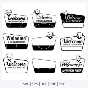 Puede incluir: Un conjunto de gráficos vectoriales en blanco y negro. Cada diseño presenta un escudo con un diseño de montaña y árbol, y el texto "Welcome to Our Adventure" o "Welcome to National Park". Formatos: SVG, EPS, DXF, PNG y PDF.