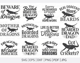 Könnte beinhalten: Eine Sammlung von schwarz-weißen Grafikdesigns mit Bartagamen und verschiedenen Phrasen. Zu den Phrasen gehören "Beware of Dragon", "The Beard Makes the Dragon" und "Mother of Dragons". Das Bild ist für SVG-, EPS-, DXF-, PNG-, PDF- und JPG-Formate geeignet.