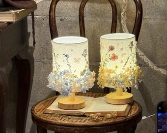 Lampe à fleurs pressées à la main : décor d'hortensias stabilisés