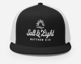 Boné de caminhoneiro cristão Salt and Light - Boné com versículo bíblico de Mateus 5:13-14 - Presente religioso baseado na fé - Boné de vestuário cristão