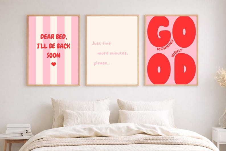 Op de afbeelding: Drie ingelijste wandposters met licht houten lijsten. De linker poster heeft roze en witte verticale strepen met de rode tekst "DEAR BED, I'LL BE BACK SOON" en een hartje. De middelste poster is cr&egrave;me met de tekst "Just five more minutes, please...". De rechter poster is roze met de grote rode tekst "GOOD MORNING NIGHT".