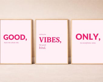 Op de afbeelding: Drie ingelijste prints met roze tekst op een witte achtergrond. De prints luiden "GOOD, that's the whole vibe.", "VIBES, the good kind.", en "ONLY, no exceptions, none."