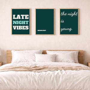 Könnte beinhalten: Drei gerahmte Wandkunstwerke mit tealfarbenem Hintergrund und goldenen Rahmen. Der linke Rahmen zeigt "LATE NIGHT VIBES" in Weiß und Teal. Der mittlere Rahmen zeigt "MOONLIGHT" in Weiß. Der rechte Rahmen zeigt "the night is young." Darunter ein Bett mit weißer Bettwäsche.