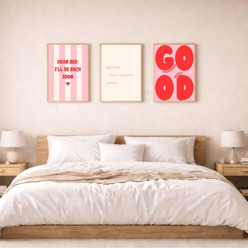 Op de afbeelding: Drie ingelijste wandposters boven een bed. De linker poster heeft roze strepen en de tekst DEAR BED. I'LL BE BACK SOON met een hartje. De middelste poster bevat de tekst Just five more minutes, please. De rechter poster toont de tekst GOOD.