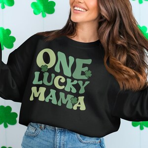 One Lucky Mama Clover designshirt, St Patricks Day T-shirt, leuk St Patricks Day-T-shirt, cadeau voor moeder, Irish Pride-shirt voor vrouwen afbeelding 7