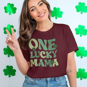 One Lucky Mama Clover designshirt, St Patricks Day T-shirt, leuk St Patricks Day-T-shirt, cadeau voor moeder, Irish Pride-shirt voor vrouwen afbeelding 1
