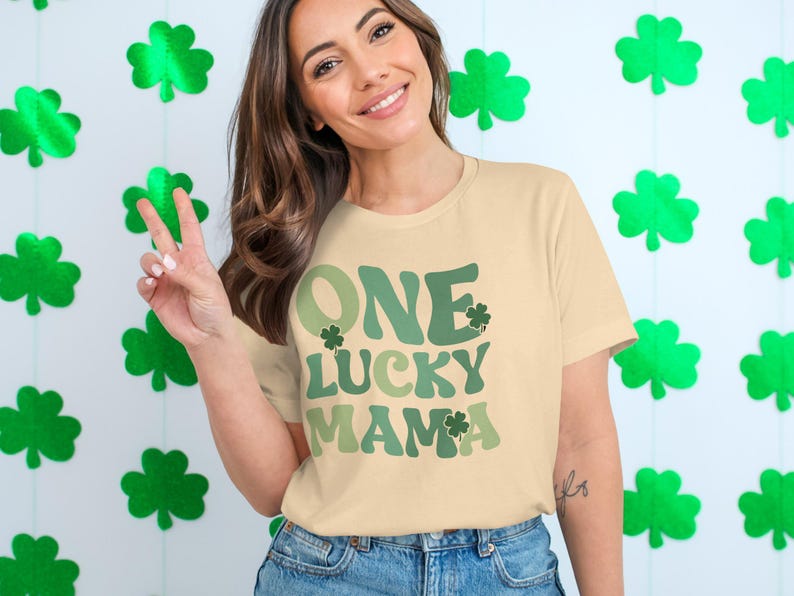 One Lucky Mama Clover designshirt, St Patricks Day T-shirt, leuk St Patricks Day-T-shirt, cadeau voor moeder, Irish Pride-shirt voor vrouwen afbeelding 3