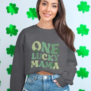 One Lucky Mama Clover designshirt, St Patricks Day T-shirt, leuk St Patricks Day-T-shirt, cadeau voor moeder, Irish Pride-shirt voor vrouwen afbeelding 5