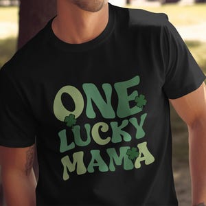 One Lucky Mama Clover designshirt, St Patricks Day T-shirt, leuk St Patricks Day-T-shirt, cadeau voor moeder, Irish Pride-shirt voor vrouwen afbeelding 2