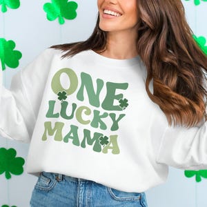 One Lucky Mama Clover designshirt, St Patricks Day T-shirt, leuk St Patricks Day-T-shirt, cadeau voor moeder, Irish Pride-shirt voor vrouwen afbeelding 6