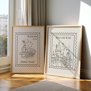 Op de afbeelding: Twee ingelijste kunstprints met lichte houten frames. Eén print toont een trein met de tekst "Platform 9 3/4" en "Express Ticket". De andere print toont een kasteel met de tekst "Welcome Home". Beide prints hebben een postzegelontwerp.