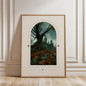 Könnte beinhalten: Gerahmter Kunstdruck mit einer Fantasy-Landschaft. Ein großer, knorriger Baum rahmt die Ansicht eines Schlosses auf einem Hügel ein, mit Herbstblättern auf dem Boden. Das Kunstwerk ist in einem dekorativen Bogen und einem hellen Holzrahmen gefasst.