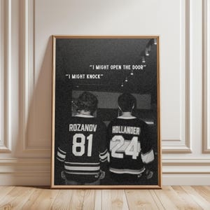 Könnte beinhalten: Schwarz-Weiß-Druck mit zwei Hockey-Trikots mit den Namen Rozanov und Hollander sowie den Nummern 81 und 24. Der Druck enthält den Text "I MIGHT OPEN THE DOOR" und "I MIGHT KNOCK".