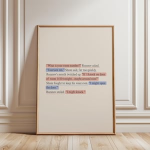 Può includere: Una stampa incorniciata con testo tratto da una storia, con citazioni in vari colori. Il testo include dialoghi tra due personaggi, con frasi come "Qual è il tuo numero di stanza?" e "Potrei bussare."