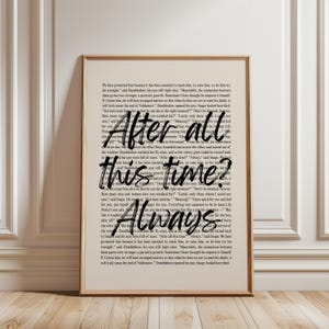 Könnte beinhalten: Gerahmter Kunstdruck mit dem handgeschriebenen Text "After all this time? Always" vor einem Hintergrund aus gedrucktem Text. Das Kunstwerk in neutralen Farben passt zu verschiedenen Einrichtungsstilen.