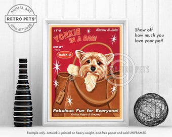 Puede incluir: Un póster de estilo retro con un Yorkshire Terrier asomándose de un bolso de mano marrón. El póster tiene un fondo rojo con estrellas blancas y el texto "It's Yorkie in a Bag!"  "New! From Bark-O"  "Hilarious Hi-Jinks!"  "Fabulous Fun for Everyone! Darling Doggie & Company"