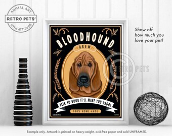 Puede incluir: Una ilustración de estilo vintage de un perro Bloodhound con el texto "Bloodhound Brew" y "Beer so good it'll make you drool 100% Howl-a-hol" sobre un fondo negro con detalles dorados.