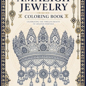 Puede incluir: Un libro para colorear titulado "AMAZIGH JEWELRY" presenta una ilustración detallada de una corona con intrincados patrones en azul y blanco. La portada incluye texto que celebra la herencia amazigh, con bordes decorativos y adornos colgantes.