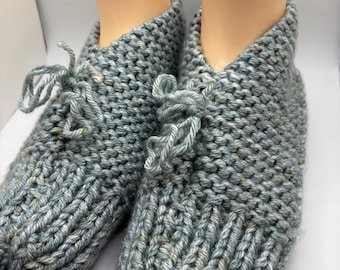 Pantuflas hechas a mano para hombre con estampado de ondas de río.