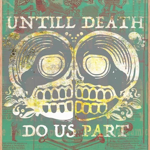 Op de afbeelding: Ingelijste kunstprint met een thema van de Dag van de Doden. Het kunstwerk toont twee gestileerde schedels met de tekst "UNTIL DEATH DO US PART" in het wit. De achtergrond is een mix van groene en bruine tinten, met een houten lijst.