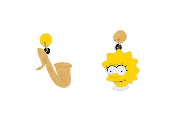 Lissa Simpson och saxofonörhängen. De är tillverkade av metakrylat med spegeleffekt.