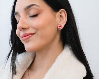 Miniörhängen med hjärtmönster. Handgjorda i spegelblank metakrylat och rostfritt stål.