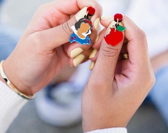 Snövit och äpplet örhängen, tillverkade av metakrylat och rostfritt stål.