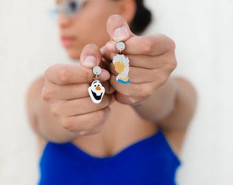 Elsa och Olaf Frost örhängen, tillverkade av metakrylat och rostfritt stål