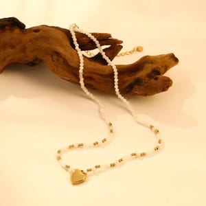 “Talia” choker necklace in white natural stones – Moonstones with heart pendant