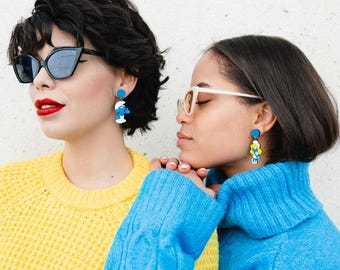 Handgjorda Smurf- och Smurfetteörhängen – Handgjorda smycken i lätt metakrylat – Rolig present till kvinnor