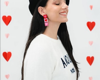 Par Trio-hjärtörhängen, handgjorda i spegelblank metakrylat och rostfritt stål