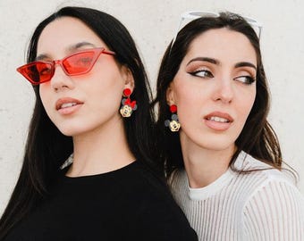 Handgjorda örhängen i spegelblank metakrylat och rostfritt stål - Mickey + Minnie