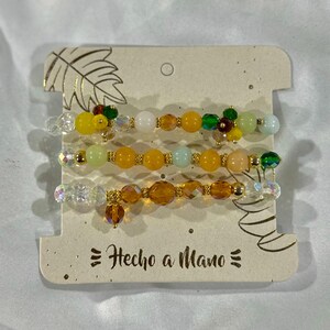 Set de Pulseras de Cuentas en Tonos Ámbar, Verde y Dorado con Dije Floral – Joyería Artesanal Hecha a Mano, Regalo Exclusivo para Mujer