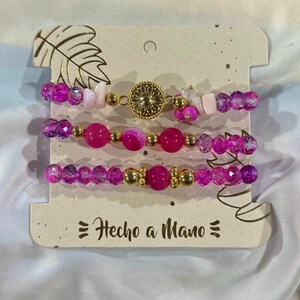 Set de Pulseras de Cuentas en Tonos Rosa Fucsia con Detalles Dorados y Dije Central – Joyería Artesanal Hecha a Mano, Regalo para Mujer