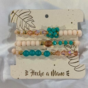 Set de Pulseras de Cuentas en Tonos Turquesa, Blanco y Champagne con Dije Floral – Joyería Artesanal Hecha a Mano, Regalo para Mujer
