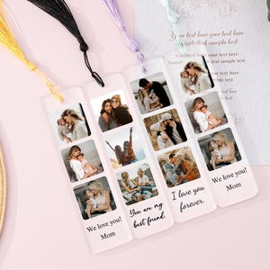 Puede incluir: Marcadores de acrílico transparente con borlas de colores. Cada marcador presenta collages de fotos y el texto: "We love you! Mom", "You are my best friend", y "I love you forever."