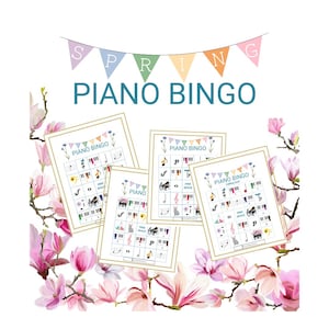 以下が含まれることがあります： 春のテーマの印刷可能なピアノビンゴカードが4枚。カードには、音符、ピアノの鍵盤、その他の春のテーマの画像が描かれています。カードはピンクのモクレンの花に囲まれています。