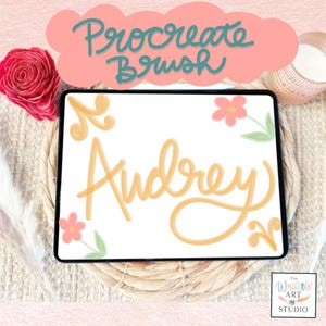 Puede incluir: Una ilustración digital del nombre "Audrey" escrito en una fuente cursiva amarilla sobre un fondo blanco. El nombre está rodeado de pequeñas flores rosas y hojas verdes. El texto "Procreate Brush" está escrito en una fuente azul turquesa sobre un fondo rosa.