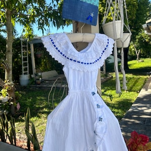 vestido de algodón con aplicaciones azules