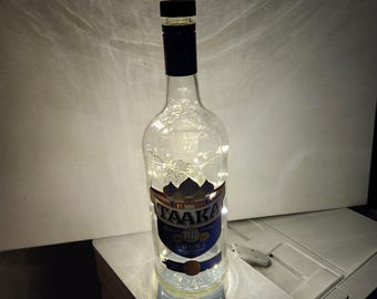Verlichte Taka-fleslamp: geüpcycled wodkadecor