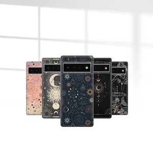 Può includere: Cinque custodie per telefono con disegni celesti. Le custodie presentano illustrazioni di sole, luna, stelle e nuvole in vari colori, tra cui rosa, blu navy e nero. Le custodie sono disposte in fila, mostrando i diversi disegni.