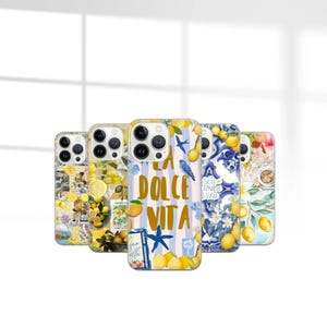 Könnte beinhalten: Eine Auswahl an Handyhüllen mit verschiedenen Designs. Die Hüllen zeigen leuchtende Farben und Muster, darunter Zitronen, Blumenarrangements und den Schriftzug "La Dolce Vita". Die Hüllen sind für Smartphones konzipiert.