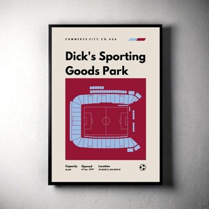 Puede incluir: Un póster con un esquema de color burdeos y azul claro que representa un estadio de fútbol, Dick's Sporting Goods Park, en Commerce City, Colorado. El póster incluye la capacidad del estadio, la fecha de apertura y la ubicación.