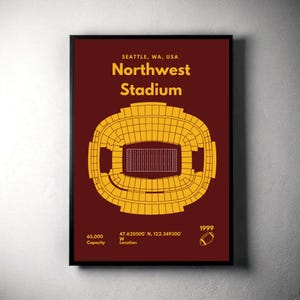 Puede incluir: Una impresión en color granate y dorado del estadio Northwest en Seattle, Washington. El estadio es un estadio de fútbol con una capacidad de 65.000 personas. El estadio fue construido en 1999. Las coordenadas del estadio son 47.620500° N, 122.349300° W.